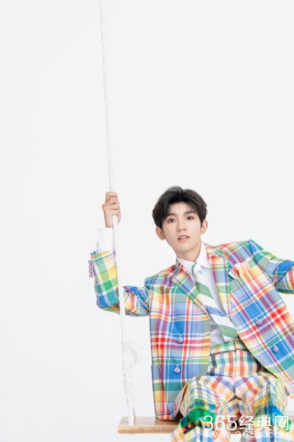 王源身穿彩虹格纹西装 解锁专辑第二首歌曲