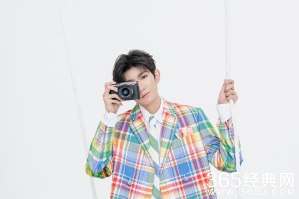 王源身穿彩虹格纹西装 解锁专辑第二首歌曲