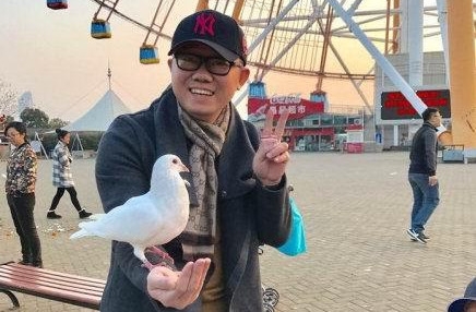 主持人涂磊乘飞机脚蹬机舱 主持以“毒舌”著称