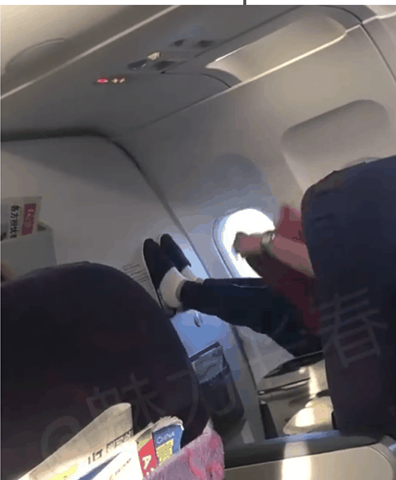 主持人涂磊乘飞机脚蹬机舱 被批没素质