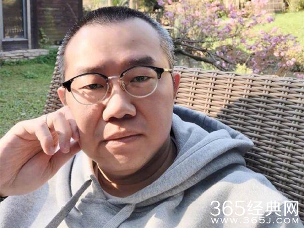 主持人涂磊乘飞机脚蹬机舱 被批没素质