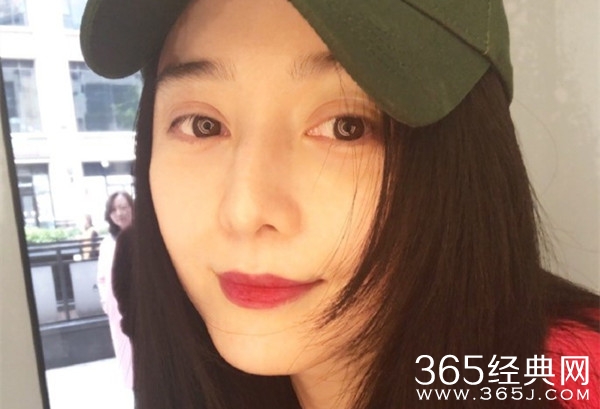 范冰冰七夕自拍红衣配红唇 肤白貌美依然女神