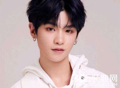 黄明昊坐轮椅现身机场 脚上缠绷带惹关注