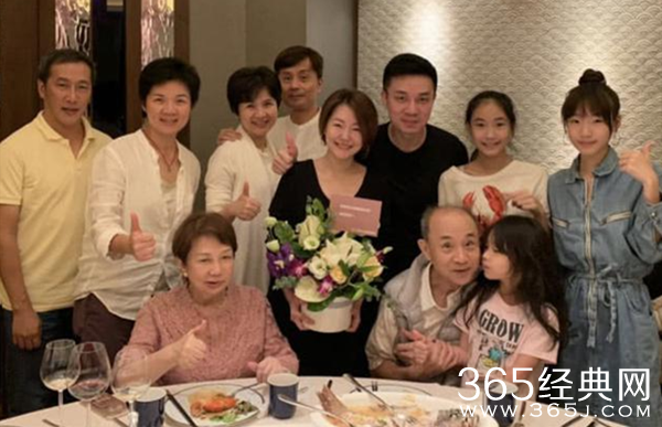 小S全家福曝光 公公婆婆齐出镜力破不合传言