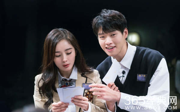 魏大勋杨幂恋情再添锤? 疑似杨幂挽魏大勋手臂照片曝光