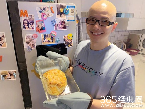 歌手平安喜获二胎 晒出一家四口牵手照