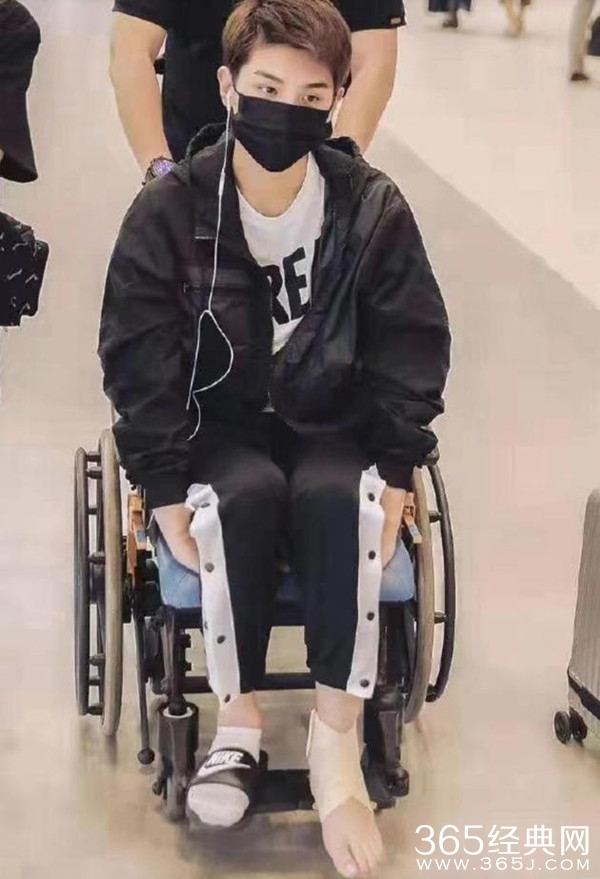 黄明昊坐轮椅现身 发文称因打篮球崴伤了脚