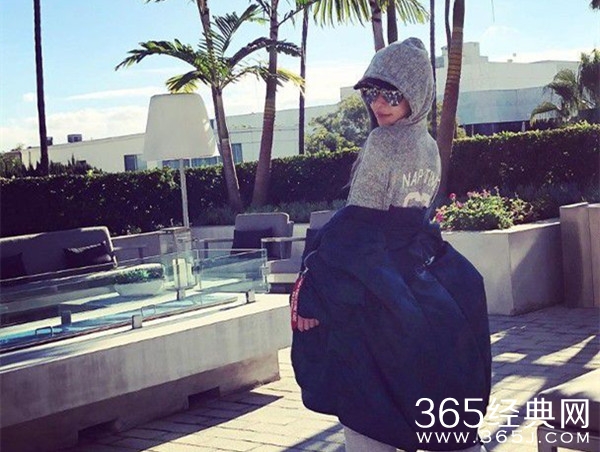 萧亚轩ins告白粉丝 获李玟评论鼓励