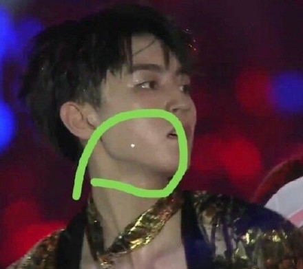 可恶！TFBOYS六周年演唱会再遭激光笔攻击