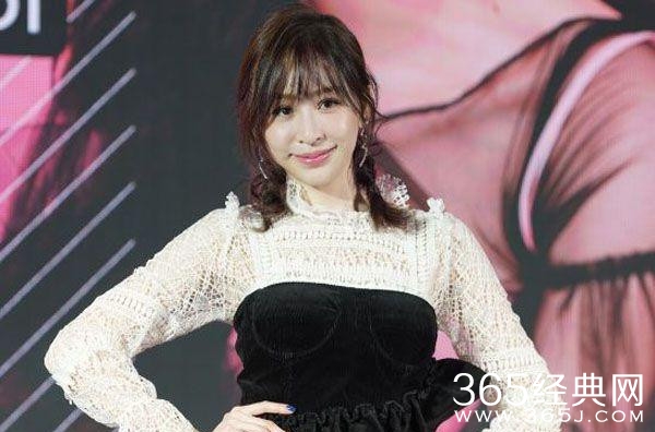 王心凌演唱会否认整容 称“胶脸”是因为流汗