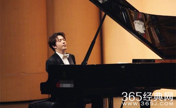 李云迪开豪车约美女吃饭 随之竟树下随意小便