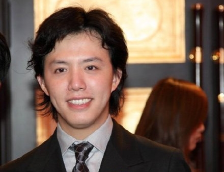 李云迪与美女共进晚餐 随后竟当街小便 ？