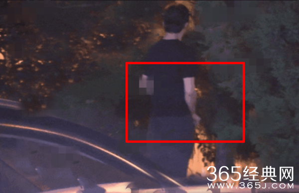 李云迪开豪车约美女吃饭 随之竟树下随意小便