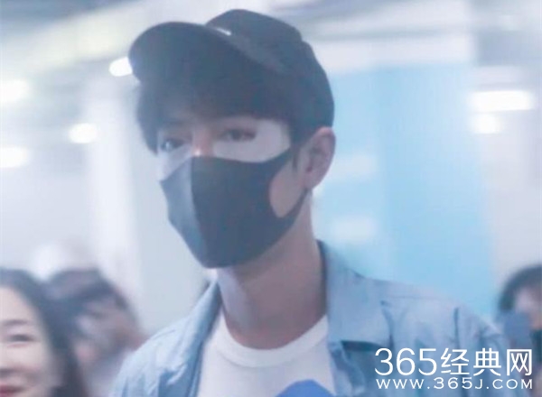 肖战敷眼膜现身机场 面露疲倦粉丝心疼不已