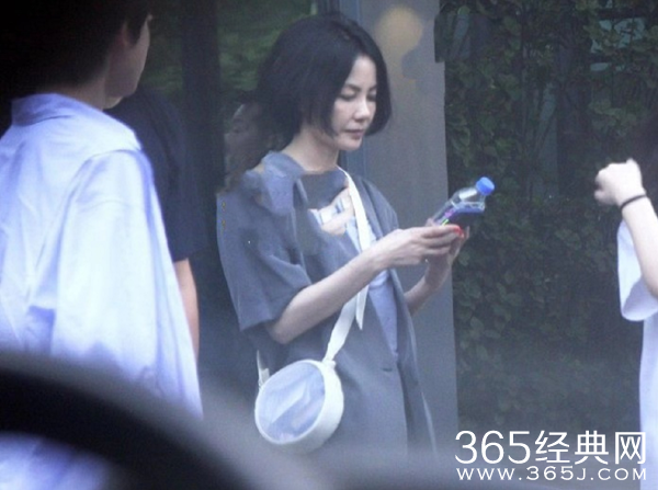 王菲带女儿李嫣外出会友 李嫣戴墨镜的方式亮了