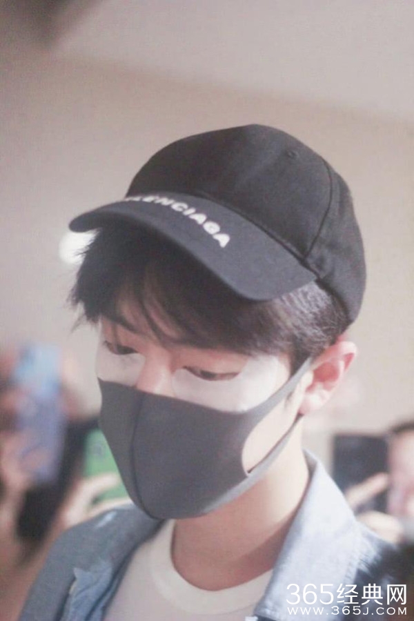 肖战敷眼膜现身机场 面露疲倦粉丝心疼不已