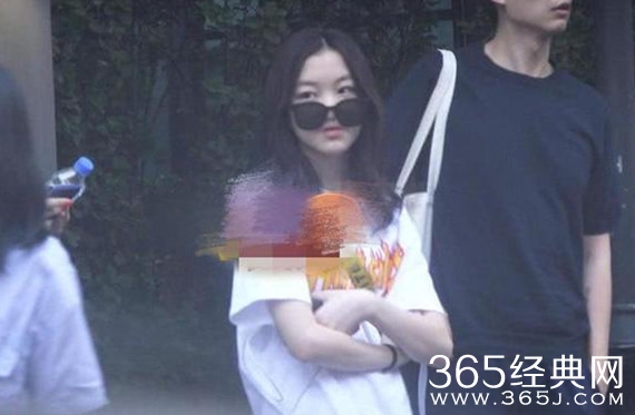 王菲带女儿李嫣外出会友 李嫣戴墨镜的方式亮了