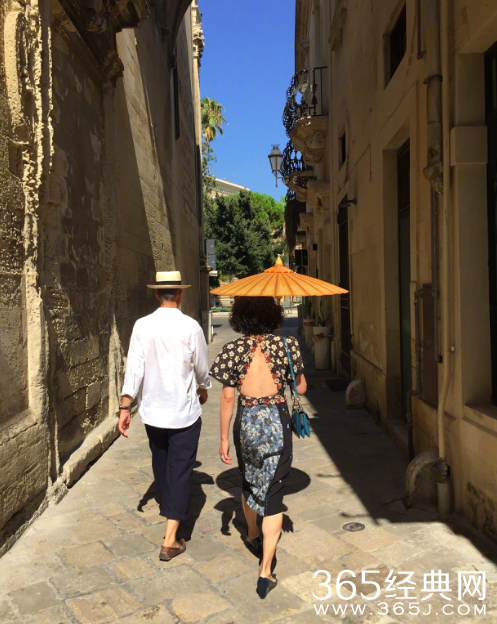 金星52岁生日与老公同游 身穿开背装看不出52岁了