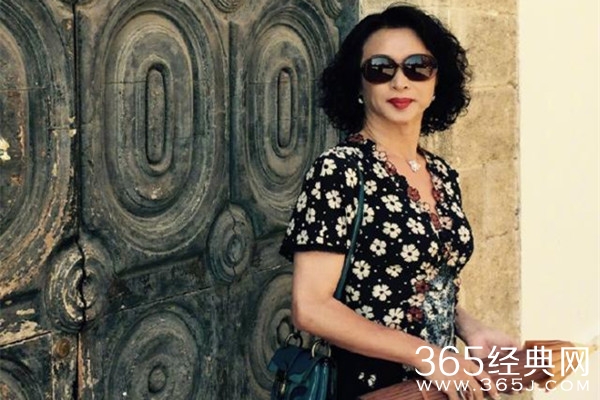 金星52岁生日晒出与丈夫甜蜜照 儿子祝其生日快乐