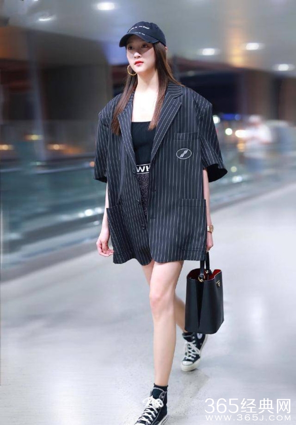 关晓彤条纹西装现身机场 被称是“一块行走的黑板”