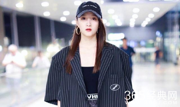 关晓彤条纹西装现身机场 被称是“一块行走的黑板”