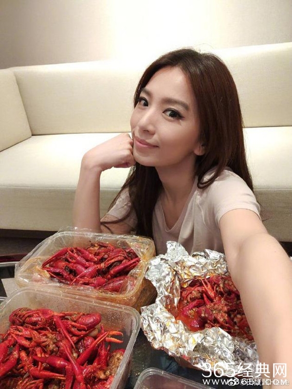 深夜放毒！田馥甄披发自拍晒小龙虾宵夜