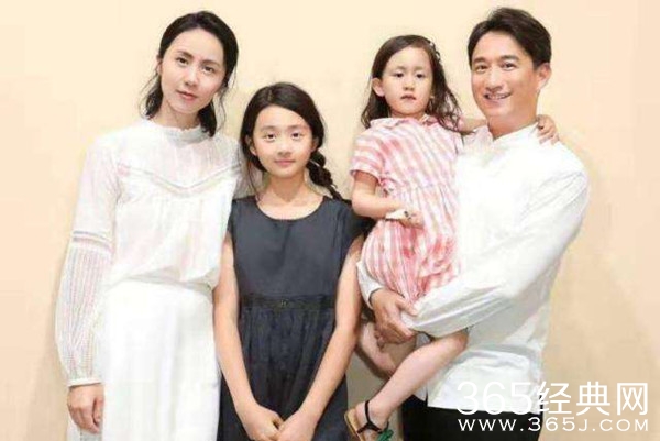 黄磊晒二女儿画作 才艺不输姐姐 姐妹花多才多艺!