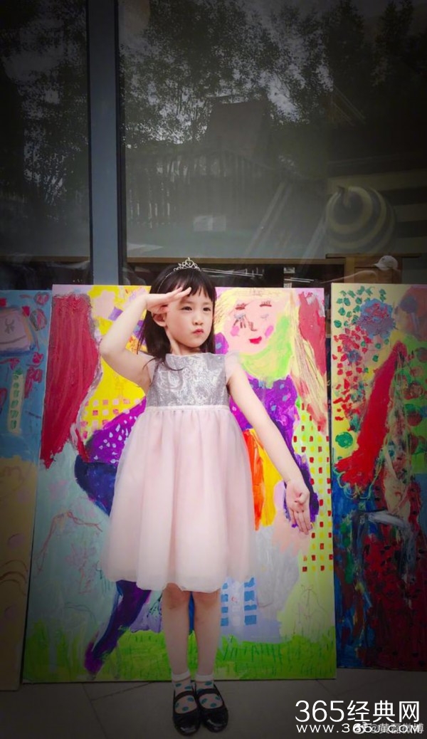 黄磊晒二女儿画作 才艺不输姐姐 姐妹花多才多艺!