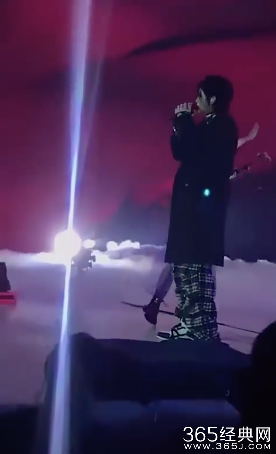 激光笔事件再次发生 吴亦凡舞台上被激光笔照射