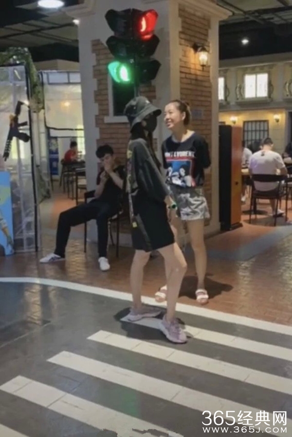 baby带小海绵出街 小海绵学起老爸扮消防员