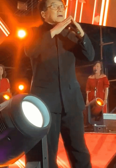 成龙演出遇小意外 伴舞武僧“袭击”大哥