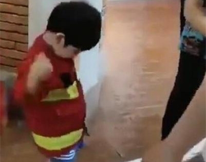 baby带小海绵出街 小海绵学起老爸扮消防员