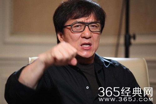 成龙演出遇小意外 被小武僧踹了一脚