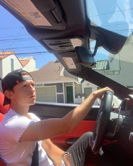 荷兰弟ins喜提新车 并未受漫威退出蜘蛛侠影响