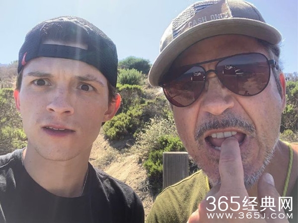 荷兰弟与小唐尼合影 两人用球鞋当支架拍照