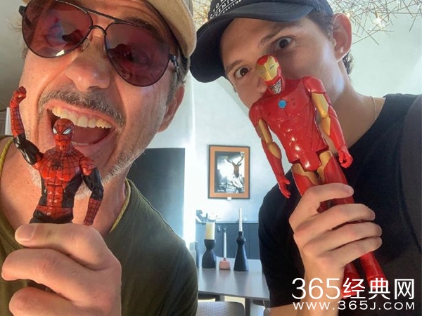 荷兰弟与小唐尼合影 两人用球鞋当支架拍照