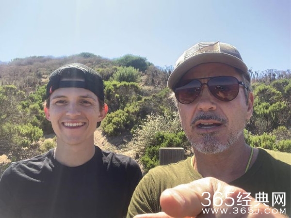 荷兰弟与小唐尼合影 两人用球鞋当支架拍照