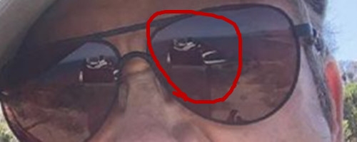 荷兰弟与小唐尼合影 两人用球鞋当支架拍照