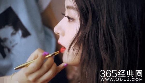 赵丽颖产后状态极佳 卷发红唇侧颜依旧能打