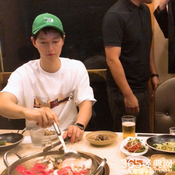 宋仲基离婚后近照 头顶帽子引人注目