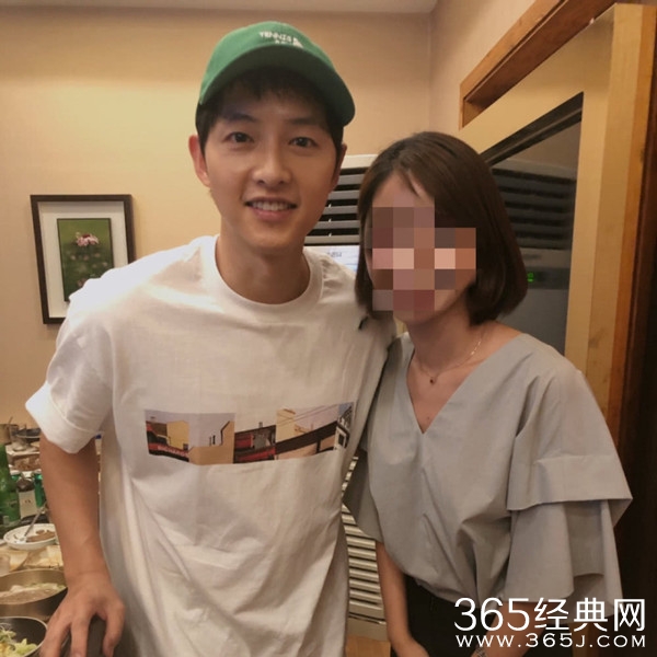 宋仲基离婚后近照 头顶帽子引人注目