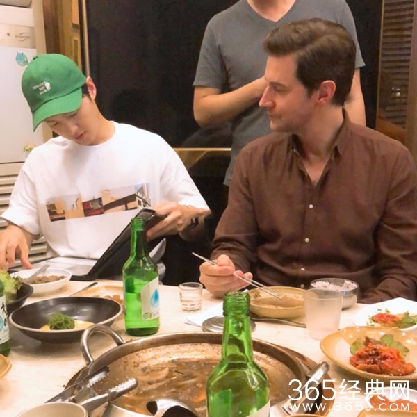 宋仲基离婚后近照 头顶帽子引人注目