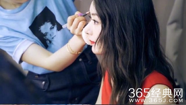 赵丽颖产后状态极佳 卷发红唇侧颜依旧能打