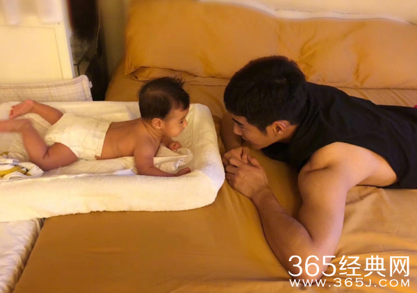 姜潮晒儿子100天照片 儿子意外撞名