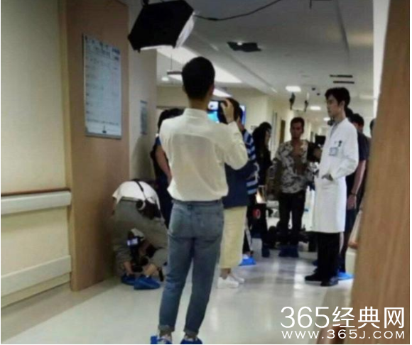 肖战继机场被摸手之后 粉丝又硬核强行卡门