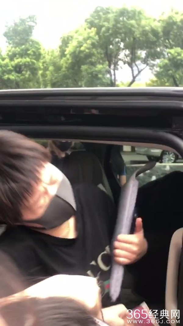 被摸手之后 肖战粉丝强行卡门塞信