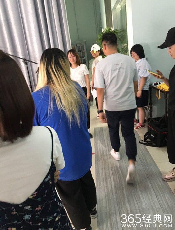 陈妍希低调探班陈晓 力破离婚传闻