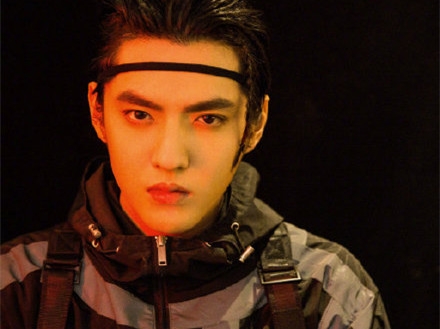 吴亦凡疑似恋情曝光 与神秘女子牵手回家