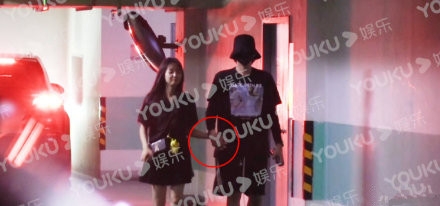 吴亦凡疑似恋情曝光 与神秘女子牵手回家