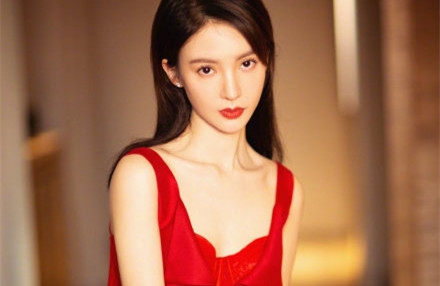 金晨新恋情曝光 与男子街头热吻